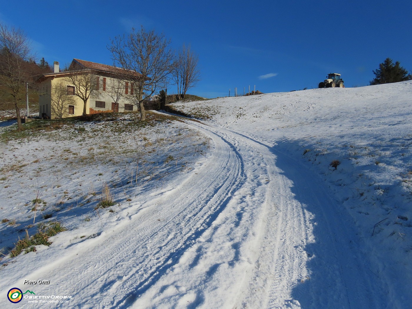 14 E salgo pestando neve fino ad un'ultima cascina.JPG